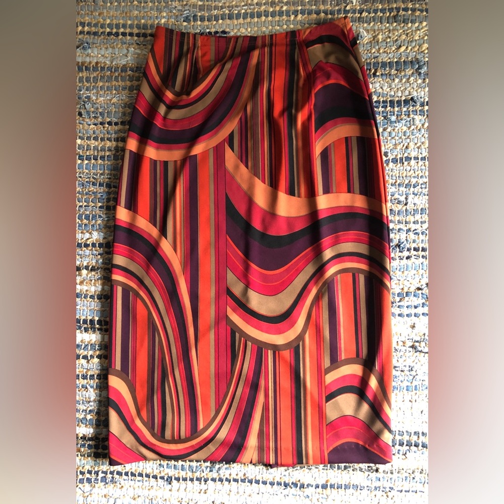 VINTAGE 80’s Vibrant Multi-Stripe Red/Orange Maxi Skirt
Clio ( brand)
Size M